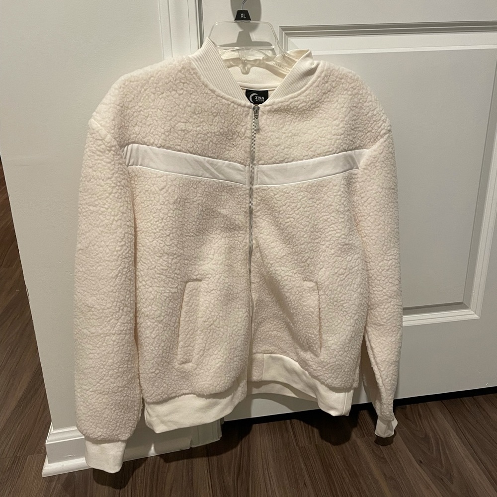 White Flying V Fleece Jacket (Zyia)